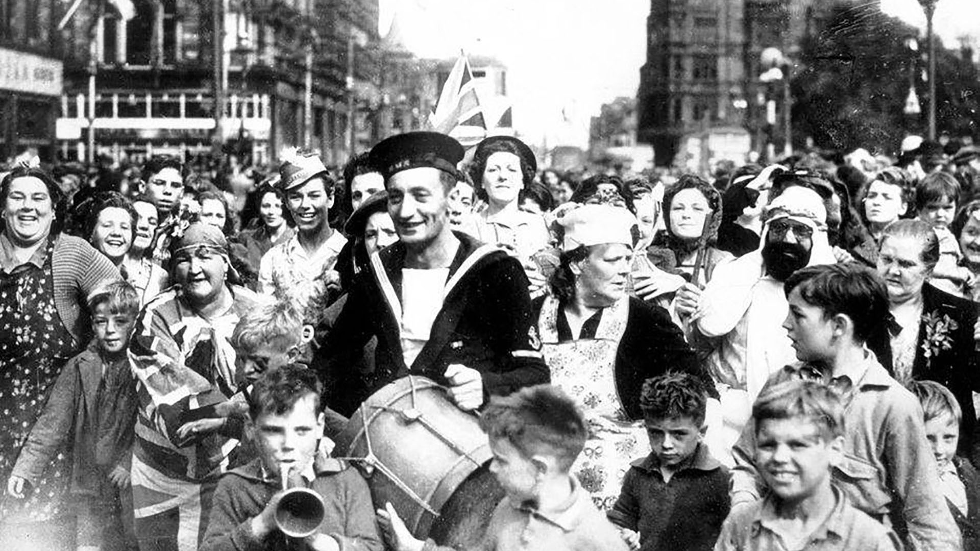 wartime-ni-ve-day-donegall-square-north